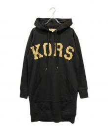 MICHAEL KORS（マイケル・コース）の古着「KORSプリントフーデッドワンピース」｜ブラック