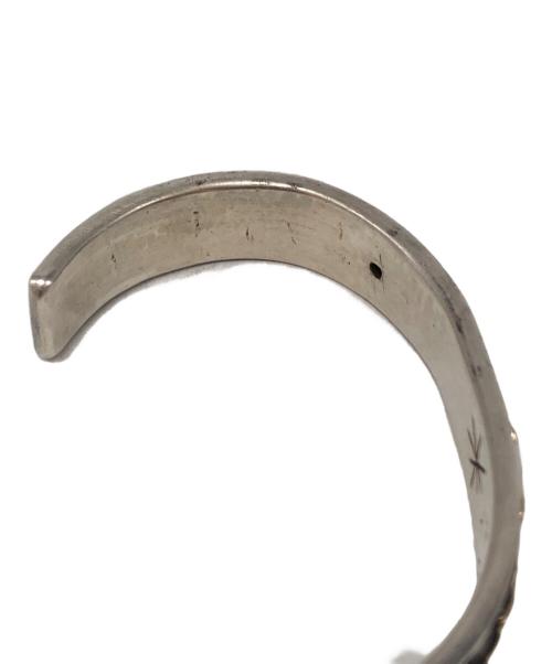 BIG HAND（ビッグハンド）BIG HAND (ビッグハンド) K18 エメラルド付きシルバーバングル シルバー×ゴールドの古着・服飾アイテム