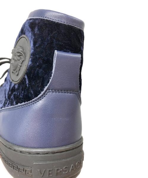 VERSACE（ヴェルサーチェ）VERSACE (ヴェルサーチェ) ベロアハイカットスニーカー ネイビー サイズ:SIZE 42の古着・服飾アイテム
