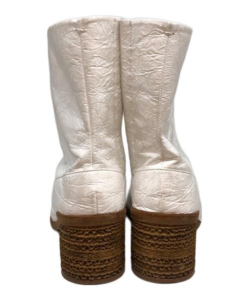 Maison Margiela（メゾンマルジェラ）Maison Margiela (メゾンマルジェラ) シワ加工コルゲートヒール足袋ブーツ ホワイト サイズ:42の古着・服飾アイテム