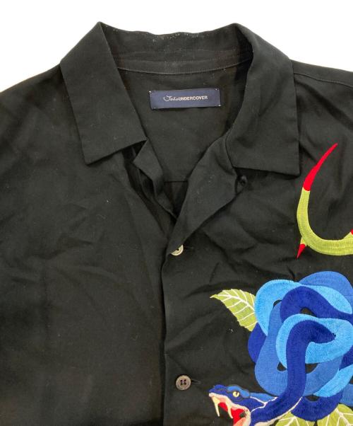 JohnUNDERCOVER（ジョンアンダーカバー）JohnUNDERCOVER (ジョンアンダーカバー) 蛇刺繍オープンカラーシャツ ブラック サイズ:SIZE 2の古着・服飾アイテム