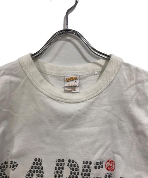 SAPEur（サプール）SAPEur (サプール) MASATOSHI HAMADA (マサトシ ハマダ) 印鑑LOGO S/S TEE ホワイト サイズ:SIZE Mの古着・服飾アイテム