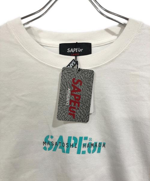 SAPEur（サプール）SAPEur (サプール) MASATOSHI HAMADA (マサトシ ハマダ) Mintblue S/S Tee ホワイト サイズ:SIZE L 未使用品の古着・服飾アイテム