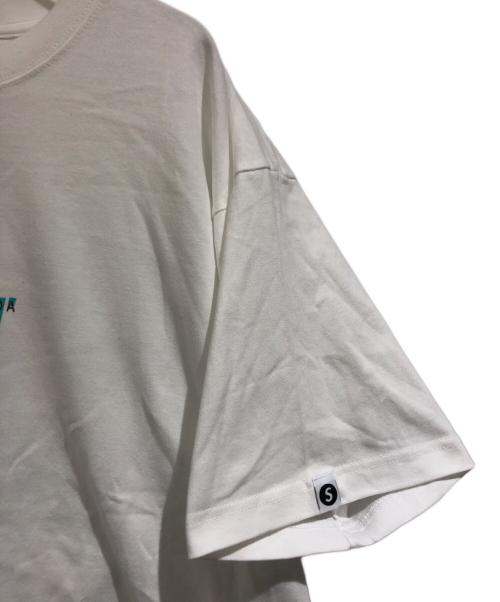 SAPEur（サプール）SAPEur (サプール) MASATOSHI HAMADA (マサトシ ハマダ) Mintblue S/S Tee ホワイト サイズ:SIZE L 未使用品の古着・服飾アイテム