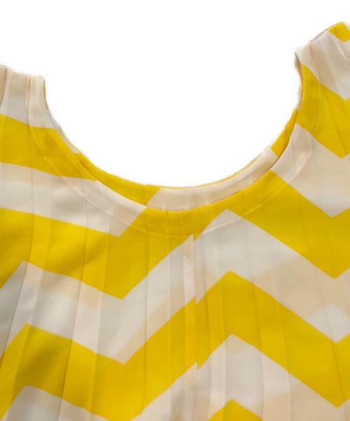 ISSEY MIYAKE（イッセイミヤケ）ISSEY MIYAKE (イッセイミヤケ) 総柄ノースリーブカットソー ホワイト×イエロー サイズ:SIZE 2の古着・服飾アイテム