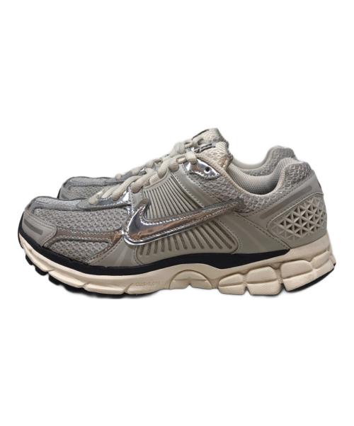 NIKE（ナイキ）NIKE (ナイキ) ZOOM VOMERO 5 NA シルバー サイズ:25.5cmの古着・服飾アイテム