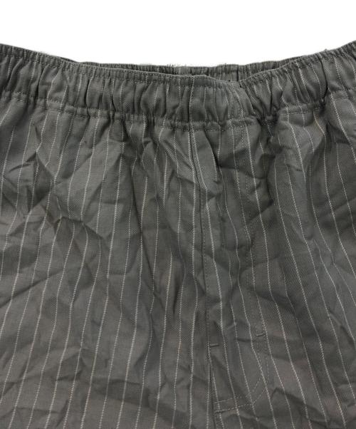 stussy（ステューシー）stussy (ステューシー) ストライプビーチパンツ グレー サイズ:SIZE Mの古着・服飾アイテム