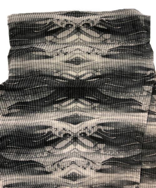 ISSEY MIYAKE FETE（イッセイミヤケフェット）ISSEY MIYAKE FETE (イッセイミヤケフェット) 総柄ラッププリーツカットソー グレー サイズ:SIZE 02の古着・服飾アイテム