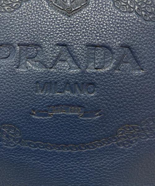 PRADA（プラダ）PRADA (プラダ) ヴィッテロダイノエンボスロゴトートバッグ ネイビーの古着・服飾アイテム