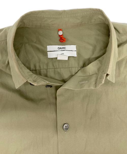OAMC（オーエーエムシー）OAMC (オーエーエムシー) バックプリントシャツ ベージュ サイズ:Lの古着・服飾アイテム