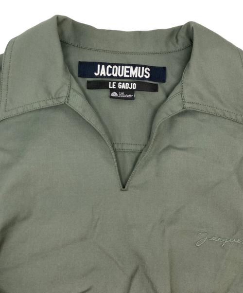 jacquemus（ジャックムス）JACQUEMUS (ジャックムス) ロゴ刺繍スキッパープルオーバー カーキ サイズ:46の古着・服飾アイテム
