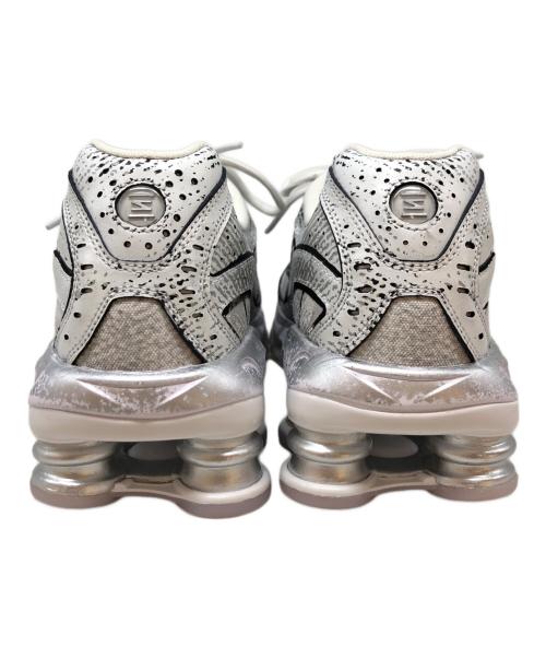 NIKE（ナイキ）NIKE (ナイキ) SHOX RIDE 2 WHITE/MTLC PLATINUM-BLACK-FLT GOLD ホワイト サイズ:SIZE 29.5の古着・服飾アイテム