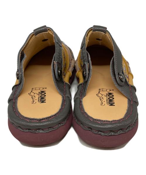 estacion（エスタシオ）ESTACION (エスタシオ) MOOMIN (ムーミン) ムーミンプリント本革サボシューズ カーキ×イエロー サイズ:SIZE Lの古着・服飾アイテム