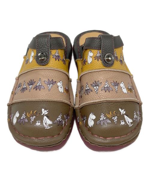 estacion（エスタシオ）ESTACION (エスタシオ) MOOMIN (ムーミン) ムーミンプリント本革サボシューズ カーキ×イエロー サイズ:SIZE Lの古着・服飾アイテム