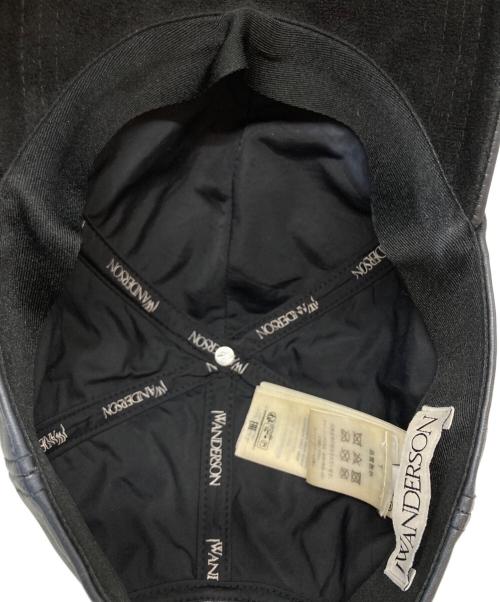 J.W.ANDERSON（ジェイダブリューアンダーソン）J.W.ANDERSON (ジェイダブリューアンダーソン) ブラックロゴレザーベースボールキャップ ブラックの古着・服飾アイテム