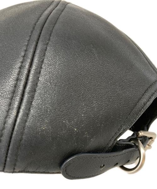 J.W.ANDERSON（ジェイダブリューアンダーソン）J.W.ANDERSON (ジェイダブリューアンダーソン) ブラックロゴレザーベースボールキャップ ブラックの古着・服飾アイテム