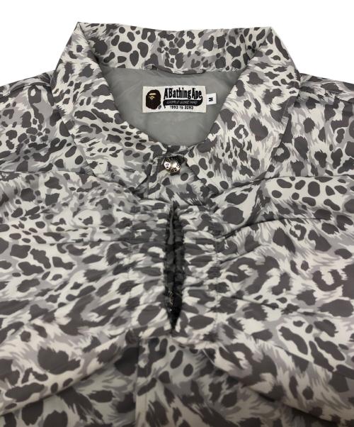 A BATHING APE（ア ベイシング エイプ）A BATHING APE (ア ベイシング エイプ) Wild Leopard Pattern Coach Jacket グレー×ホワイト サイズ:Mの古着・服飾アイテム