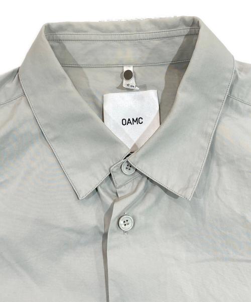 OAMC（オーエーエムシー）OAMC (オーエーエムシー) Salv Shirt コットンポプリン ロゴタグシャツ グレー サイズ:SIZE Mの古着・服飾アイテム