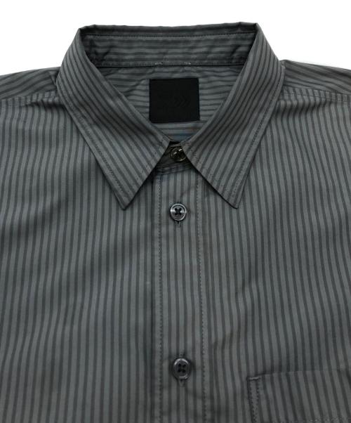 DAIWA PIER39（ダイワ ピア39）DAIWA PIER39 (ダイワ ピア39) TECH REGULAR COLLAR SHIRT L/S STRIPE グレー サイズ:Sの古着・服飾アイテム