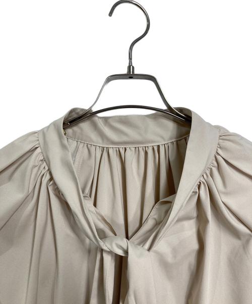 STRAWBERRY FIELDS（ストロベリーフィールズ）STRAWBERRY FIELDS (ストロベリーフィールズ) ウォッシャブルボリュームスリーブボウタイブラウス ベージュ サイズ:2 未使用品の古着・服飾アイテム