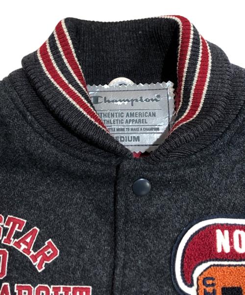 Champion（チャンピオン）Champion (チャンピオン) アームレザー切替 ワッペン装飾 スタジャン グレー サイズ:SIZE Mの古着・服飾アイテム