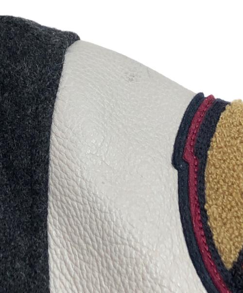 Champion（チャンピオン）Champion (チャンピオン) アームレザー切替 ワッペン装飾 スタジャン グレー サイズ:SIZE Mの古着・服飾アイテム