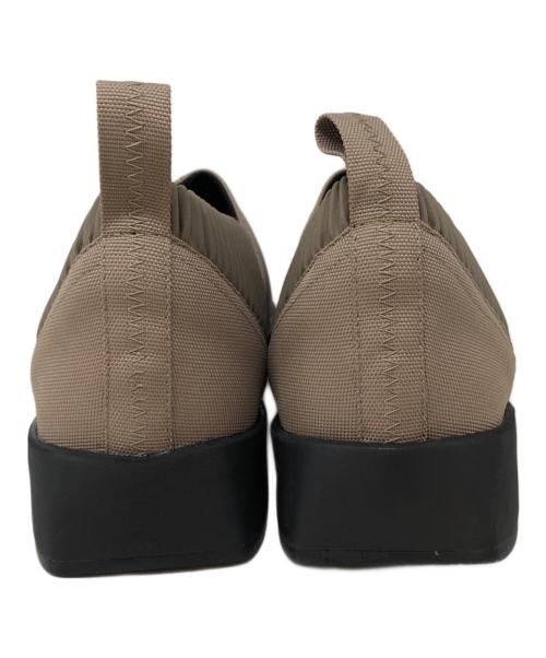 HOMME PLISSE ISSEY MIYAKE（オム プリッセ イッセイ ミヤケ）HOMME PLISSE ISSEY MIYAKE (オム プリッセ イッセイ ミヤケ) サイドプリーツスリッポン ベージュ サイズ:SIZE 29cmの古着・服飾アイテム