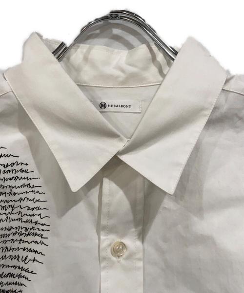 HERALBONY（ヘラルボニー）HERALBONY (ヘラルボニー) レギュラーカラーシャツ「marina-moji003」 ホワイト サイズ:Lの古着・服飾アイテム