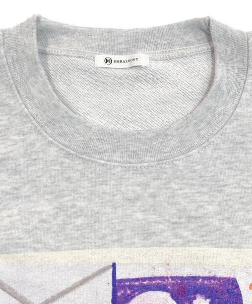 HERALBONY（ヘラルボニー）HERALBONY (ヘラルボニー) レギュラーフィットクループルオーバー「みつけて」 グレー サイズ:SIZE Lの古着・服飾アイテム
