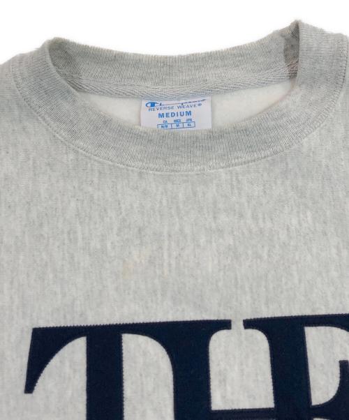 Champion（チャンピオン）Champion (チャンピオン) リバースウィーブスウェット/THE MET APPLIQUED LOGO CREW SWEAT CREAM グレー サイズ:SIZE Mの古着・服飾アイテム