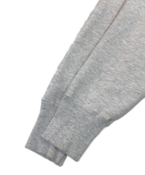 Champion（チャンピオン）Champion (チャンピオン) リバースウィーブスウェット/THE MET APPLIQUED LOGO CREW SWEAT CREAM グレー サイズ:SIZE Mの古着・服飾アイテム