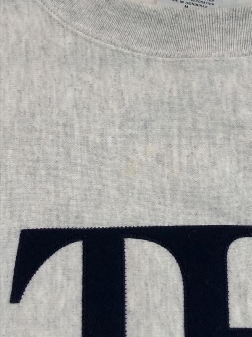 Champion（チャンピオン）Champion (チャンピオン) リバースウィーブスウェット/THE MET APPLIQUED LOGO CREW SWEAT CREAM グレー サイズ:SIZE Mの古着・服飾アイテム