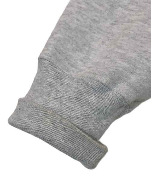 Champion（チャンピオン）Champion (チャンピオン) リバースウィーブスウェット/THE MET APPLIQUED LOGO CREW SWEAT CREAM グレー サイズ:SIZE Mの古着・服飾アイテム