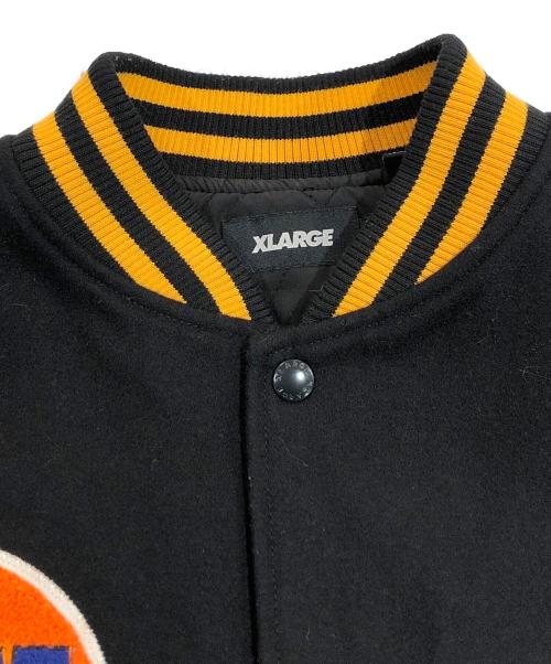 X-LARGE（エクストララージ）X-LARGE (エクストララージ) SPACE JAM (スペースジャム) VARSITY JACKET ホワイト×ブラック サイズ:SIZE Mの古着・服飾アイテム