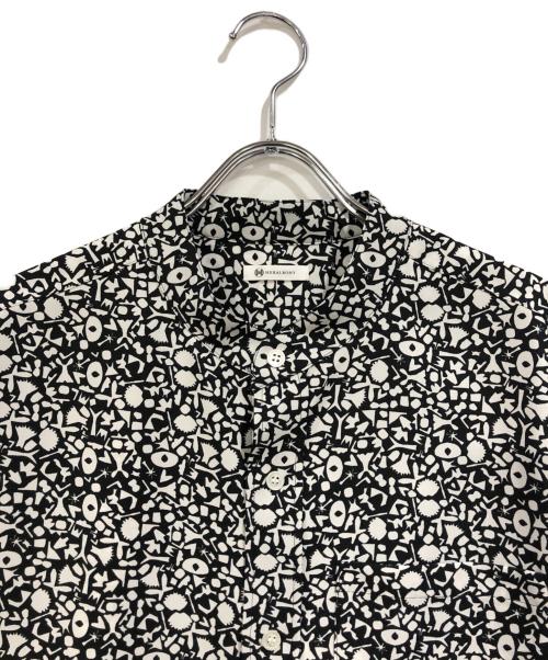 HERALBONY（ヘラルボニー）HERALBONY (ヘラルボニー) バンドカラーシャツ「かえでのチョキチョキ」 ブラック サイズ:SIZE Lの古着・服飾アイテム