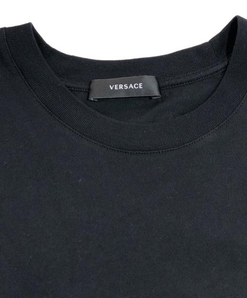 VERSACE（ヴェルサーチェ）VERSACE (ヴェルサーチェ) ワンポイントロゴ刺繍Tシャツ ブラック サイズ:-の古着・服飾アイテム