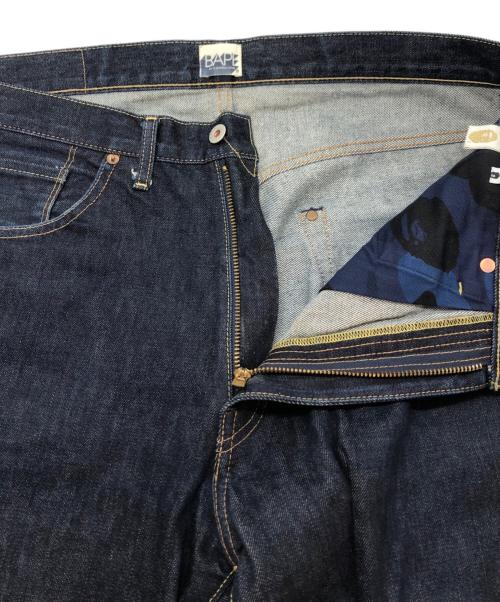 BAPE BY A BATHING APE（ベイプバイアベイシングエイプ）BAPE BY A BATHING APE (ベイプバイアベイシングエイプ) BAPEロゴプリントデニムパンツ インディゴ サイズ:SIZE Lの古着・服飾アイテム