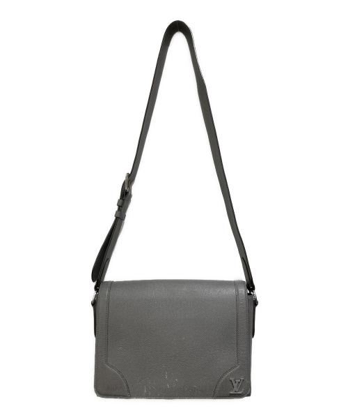 LOUIS VUITTON（ルイ ヴィトン）LOUIS VUITTON (ルイ ヴィトン) タイガニューフラップメッセンジャーバッグ グレーの古着・服飾アイテム