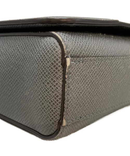 LOUIS VUITTON（ルイ ヴィトン）LOUIS VUITTON (ルイ ヴィトン) タイガニューフラップメッセンジャーバッグ グレーの古着・服飾アイテム
