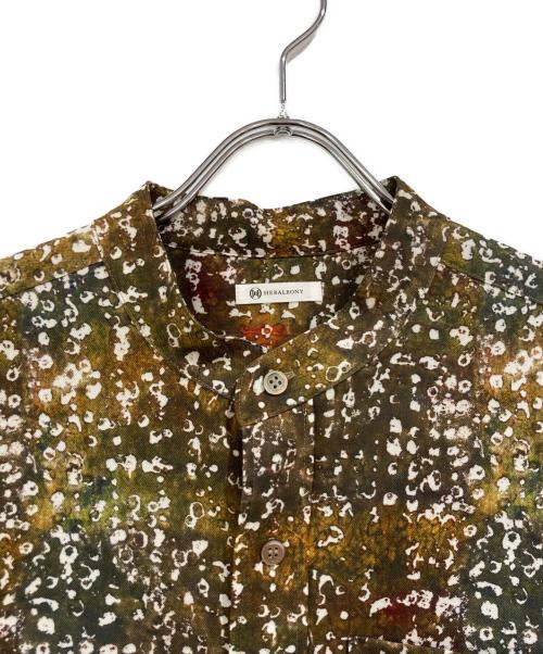 HERALBONY（ヘラルボニー）HERALBONY (ヘラルボニー) バンドカラーシャツ「秋」 グリーン×ブラウン サイズ:SIZE Mの古着・服飾アイテム