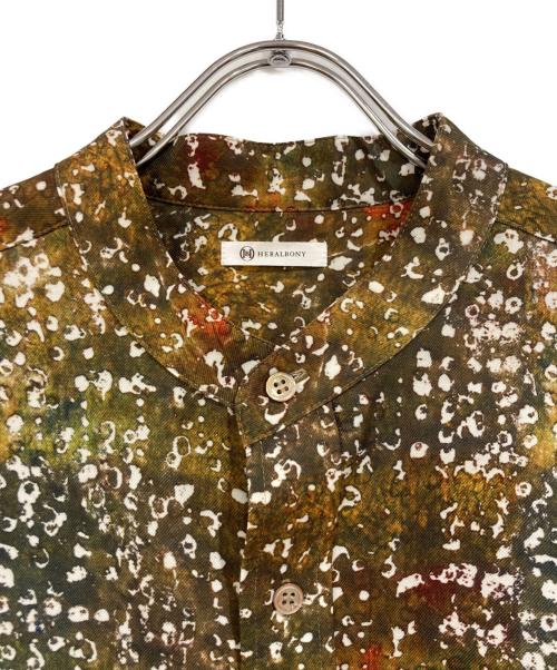 HERALBONY（ヘラルボニー）HERALBONY (ヘラルボニー) バンドカラーシャツ「秋」 グリーン×ホワイト サイズ:SIZE Lの古着・服飾アイテム
