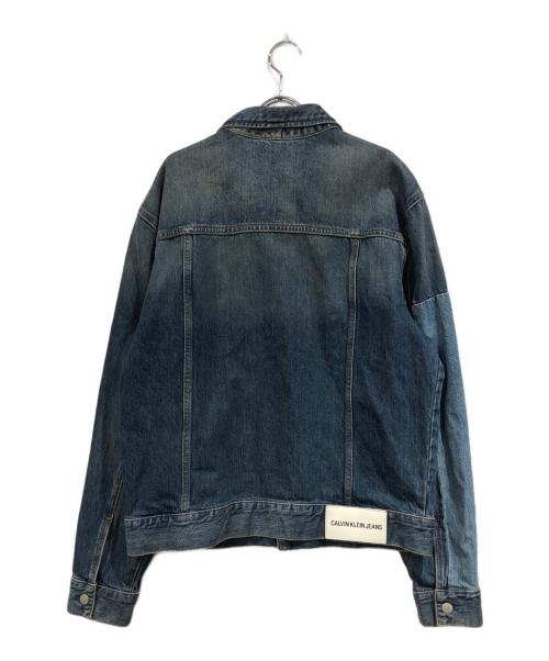 Calvin Klein Jeans（カルバンクラインジーンズ）Calvin Klein Jeans (カルバンクラインジーンズ) トラッカー デニム ジャケット インディゴ サイズ:SIZE Lの古着・服飾アイテム