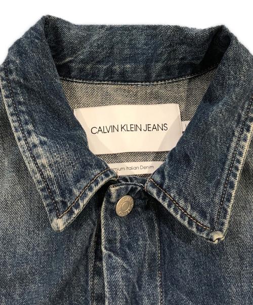 Calvin Klein Jeans（カルバンクラインジーンズ）Calvin Klein Jeans (カルバンクラインジーンズ) トラッカー デニム ジャケット インディゴ サイズ:SIZE Lの古着・服飾アイテム