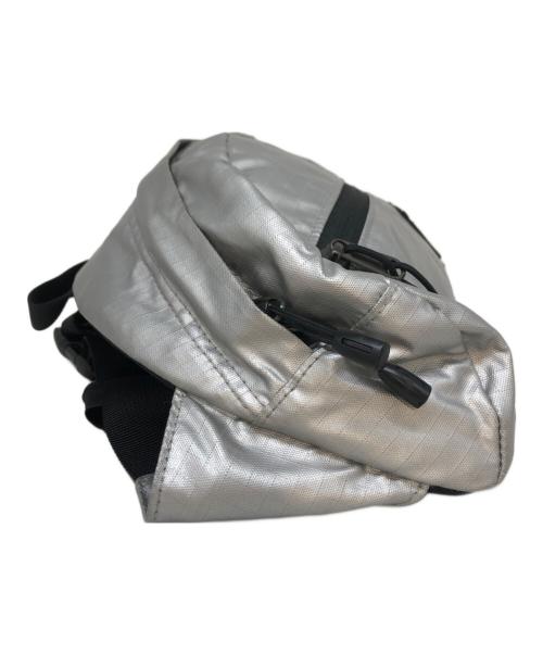 SUPREME（シュプリーム）Supreme (シュプリーム) THE NORTH FACE (ザ ノース フェイス) Metallic Roo II Lumbar Pack シルバーの古着・服飾アイテム