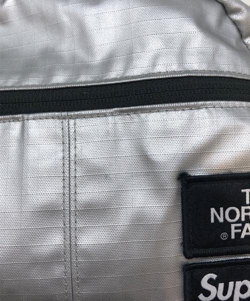 SUPREME（シュプリーム）Supreme (シュプリーム) THE NORTH FACE (ザ ノース フェイス) Metallic Roo II Lumbar Pack シルバーの古着・服飾アイテム