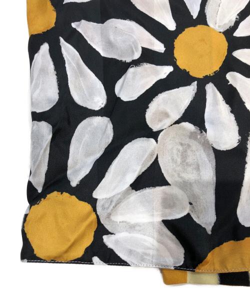 MARNI（マルニ）MARNI (マルニ) 総柄サテンラップスカート ブラック×ホワイト×イエロー サイズ:38の古着・服飾アイテム