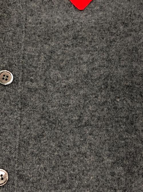 PLAY COMME des GARCONS（プレイコムデギャルソン）PLAY COMME des GARCONS (プレイコムデギャルソン) ハートワッペンウールニットカーディガン グレー サイズ:SIZE Mの古着・服飾アイテム