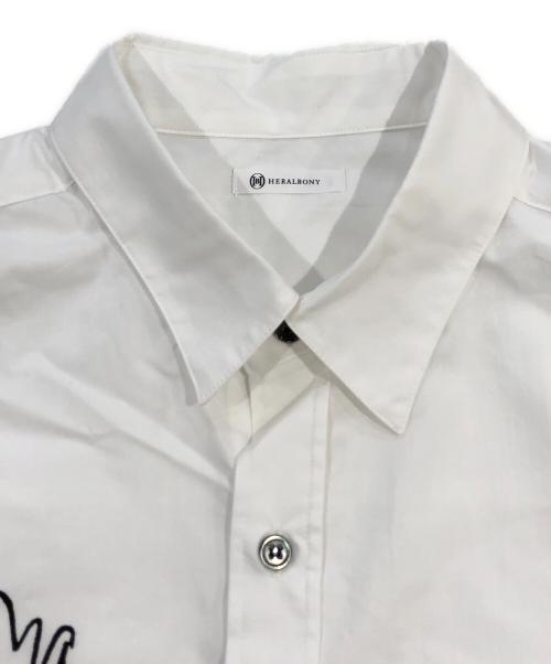 HERALBONY（ヘラルボニー）HERALBONY (ヘラルボニー) レギュラーカラーシャツ「heart-mm2024」 ホワイト サイズ:SIZE Lの古着・服飾アイテム