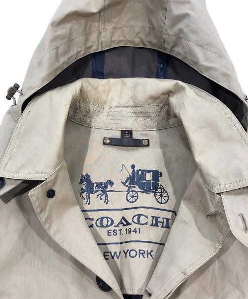 COACH（コーチ）COACH (コーチ) フーデットワークレインコート ベージュ サイズ:SIZE Mの古着・服飾アイテム