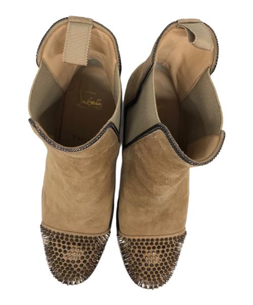 Christian Louboutin（クリスチャン・ルブタン）Christian Louboutin (クリスチャン・ルブタン) スパイクスタッズサイドゴアブーツ ベージュ サイズ:SIZE 40の古着・服飾アイテム